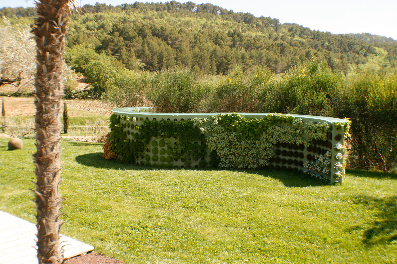 exemple mur vegetal avec recuperateur eau